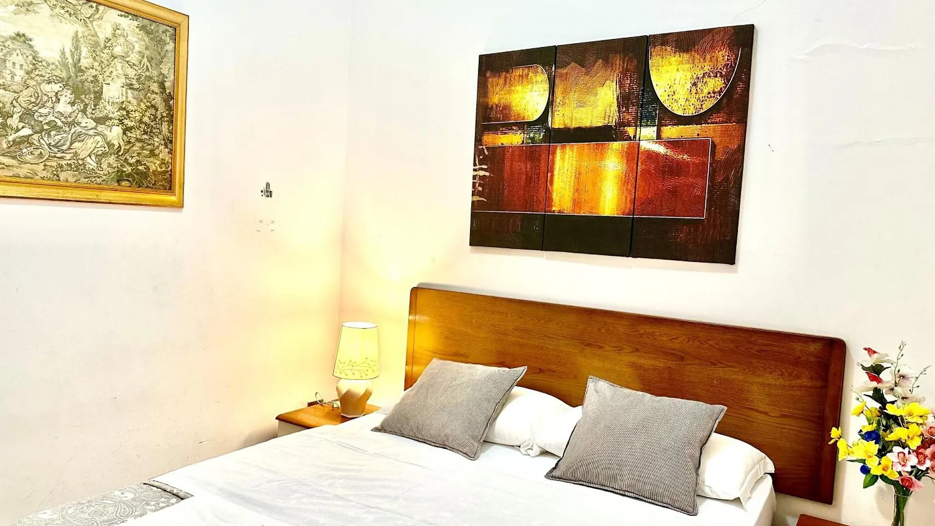 4 Bed Rooms Luxury Apartment Near Colosseum Rome