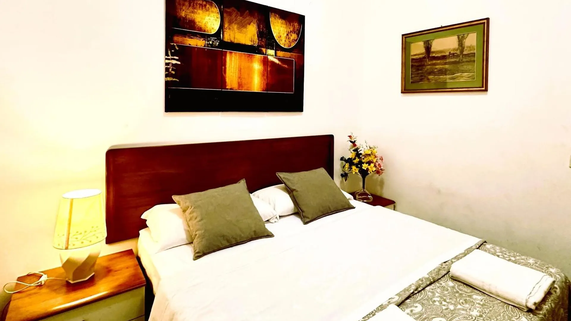 4 Bed Rooms Luxury Apartment Near Colosseum Rome