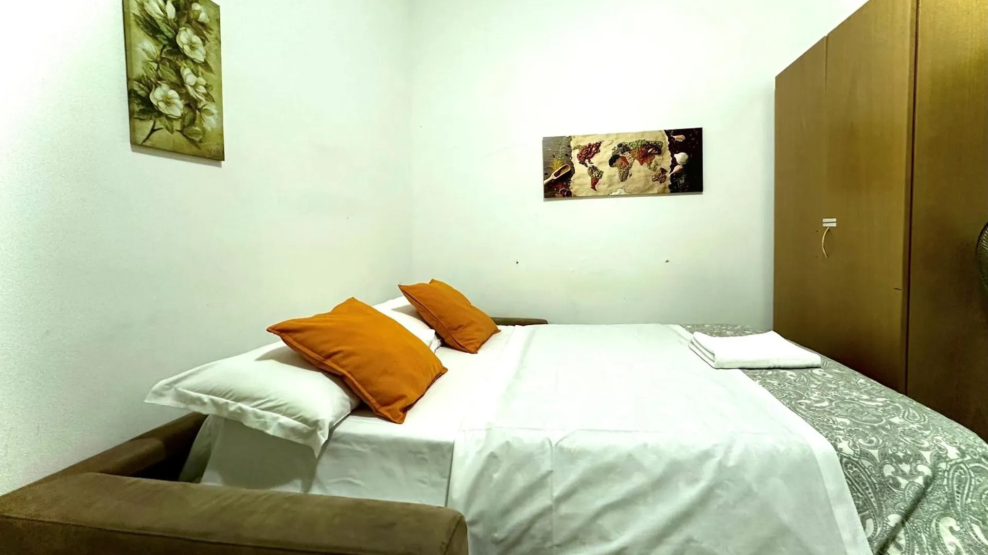 4 Bed Rooms Luxury Apartment Near Colosseum Rome