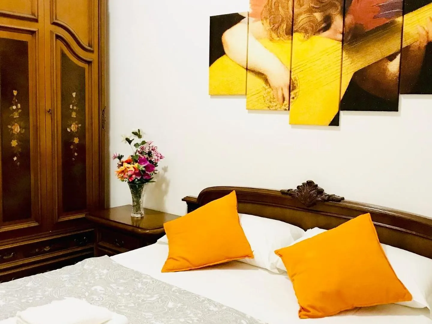4 Bed Rooms Luxury Apartment Near Colosseum Rome