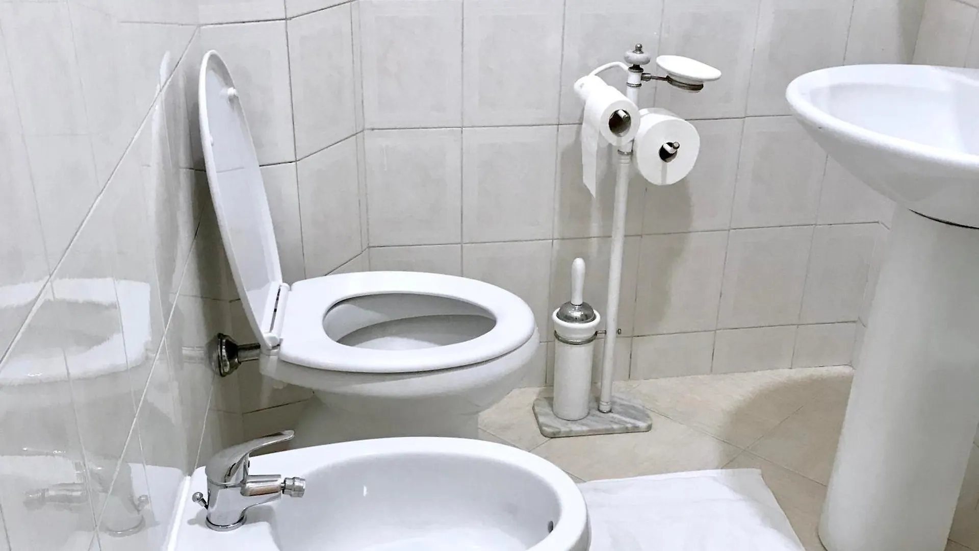 4 Bed Rooms Luxury Apartment Near Colosseum Rome 0*,